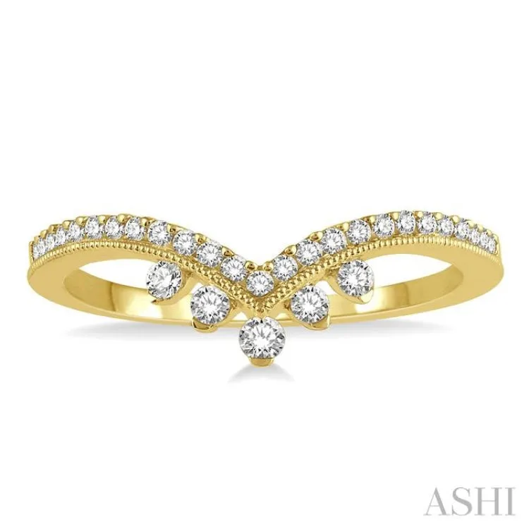 1/4 ctw Chevron Shank Round Cut Diamond Band in 14K Yellow Gold