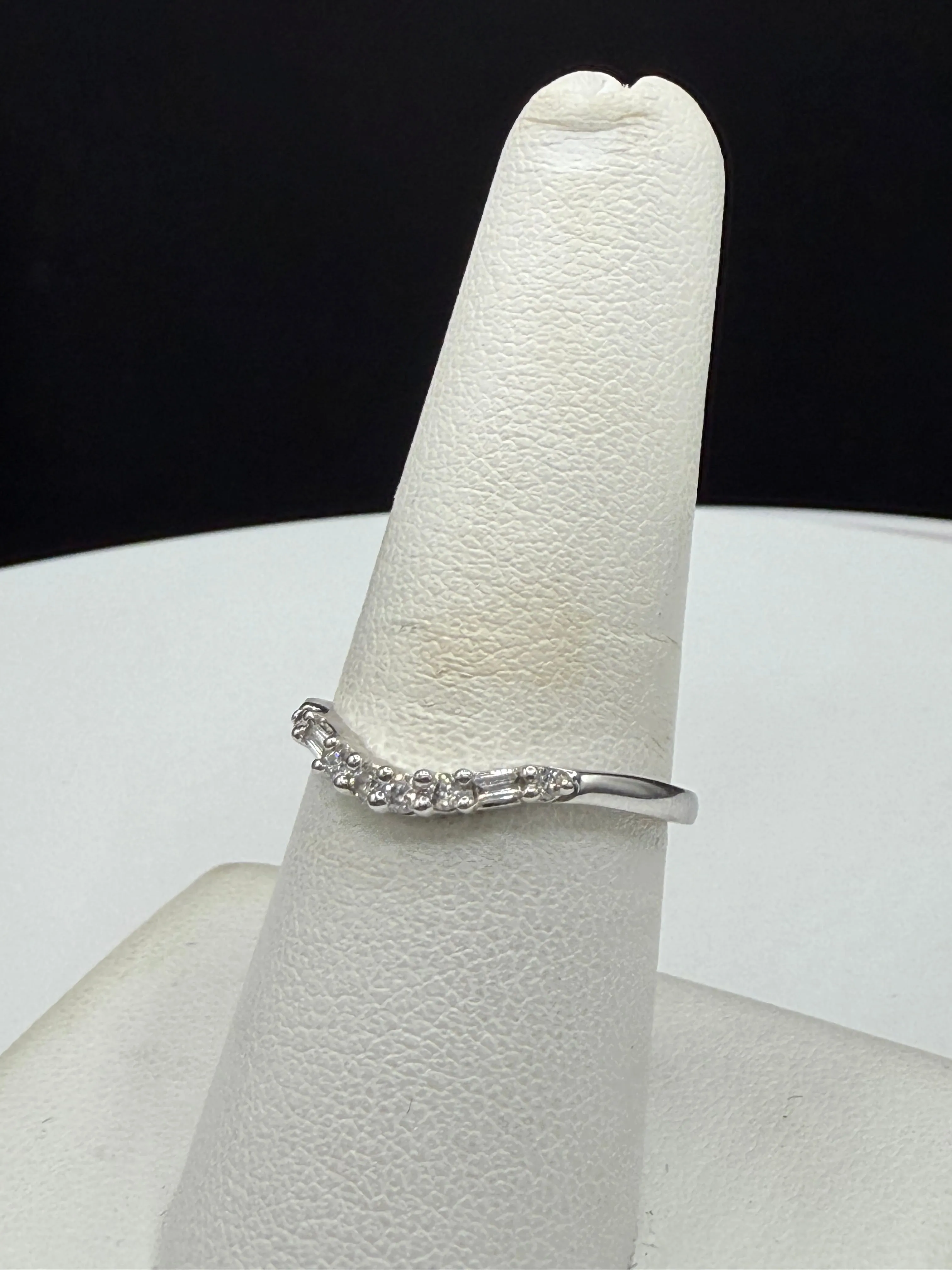 Elegant Natural Diamond Stackable 14k White Gold Ring – Size 7, Petite Chevron Band