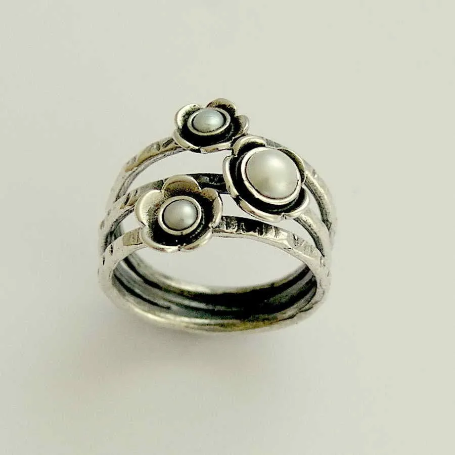Pearls Silver Engagement Ring - Guess.