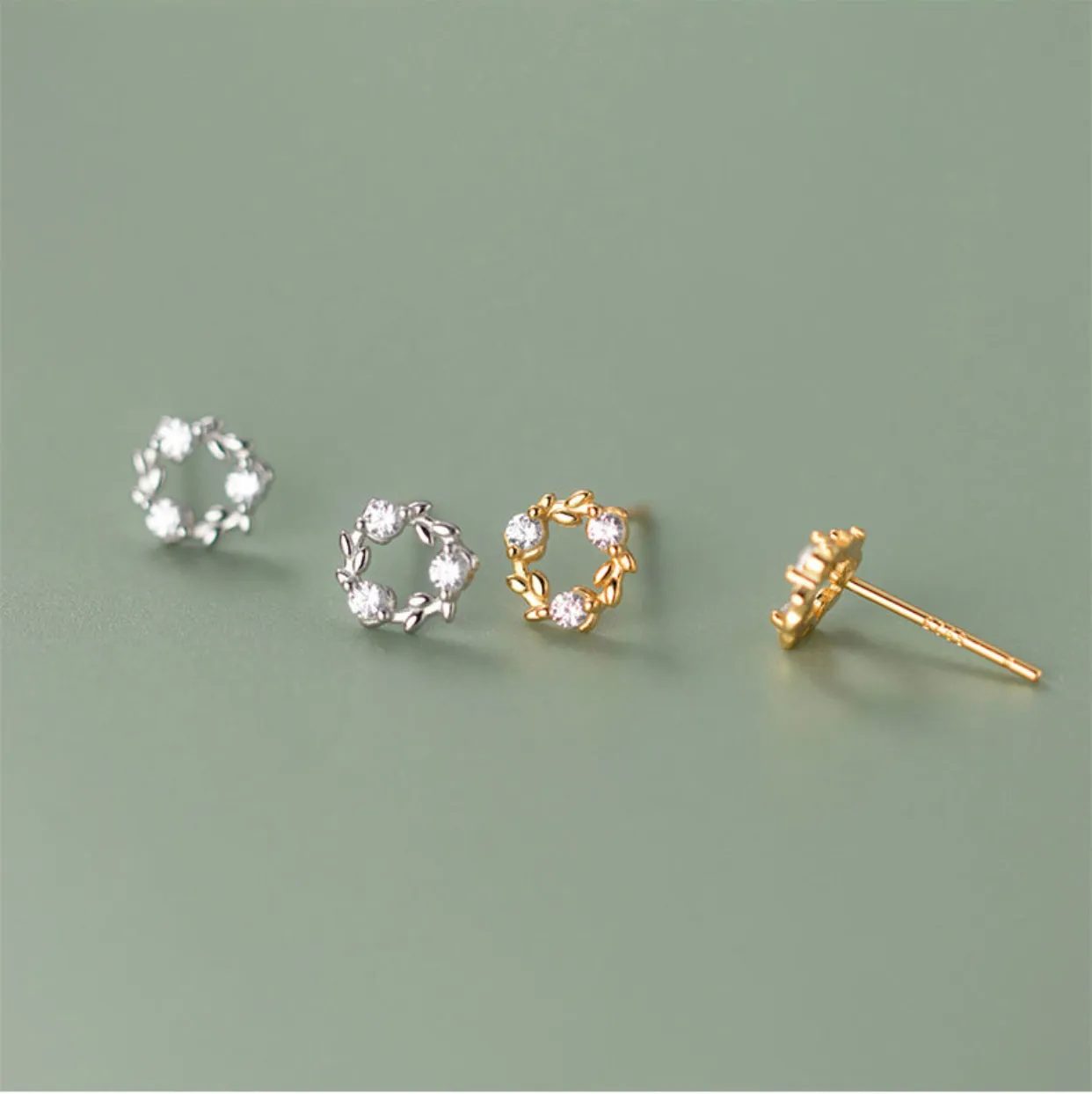 Small Wreath Stud Earrings - ECZ031