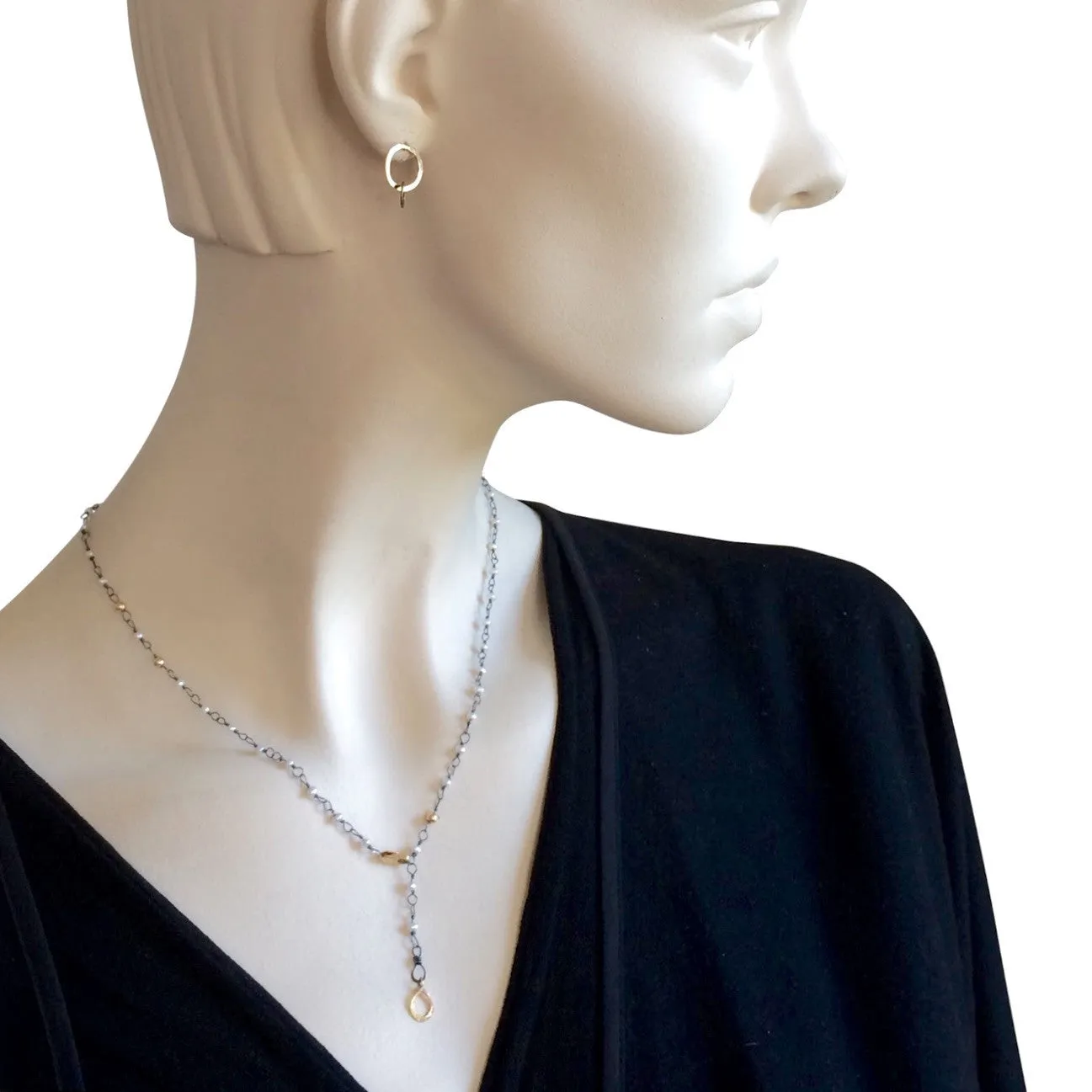 The Hand Tied Pearl Necklace With Gold Details