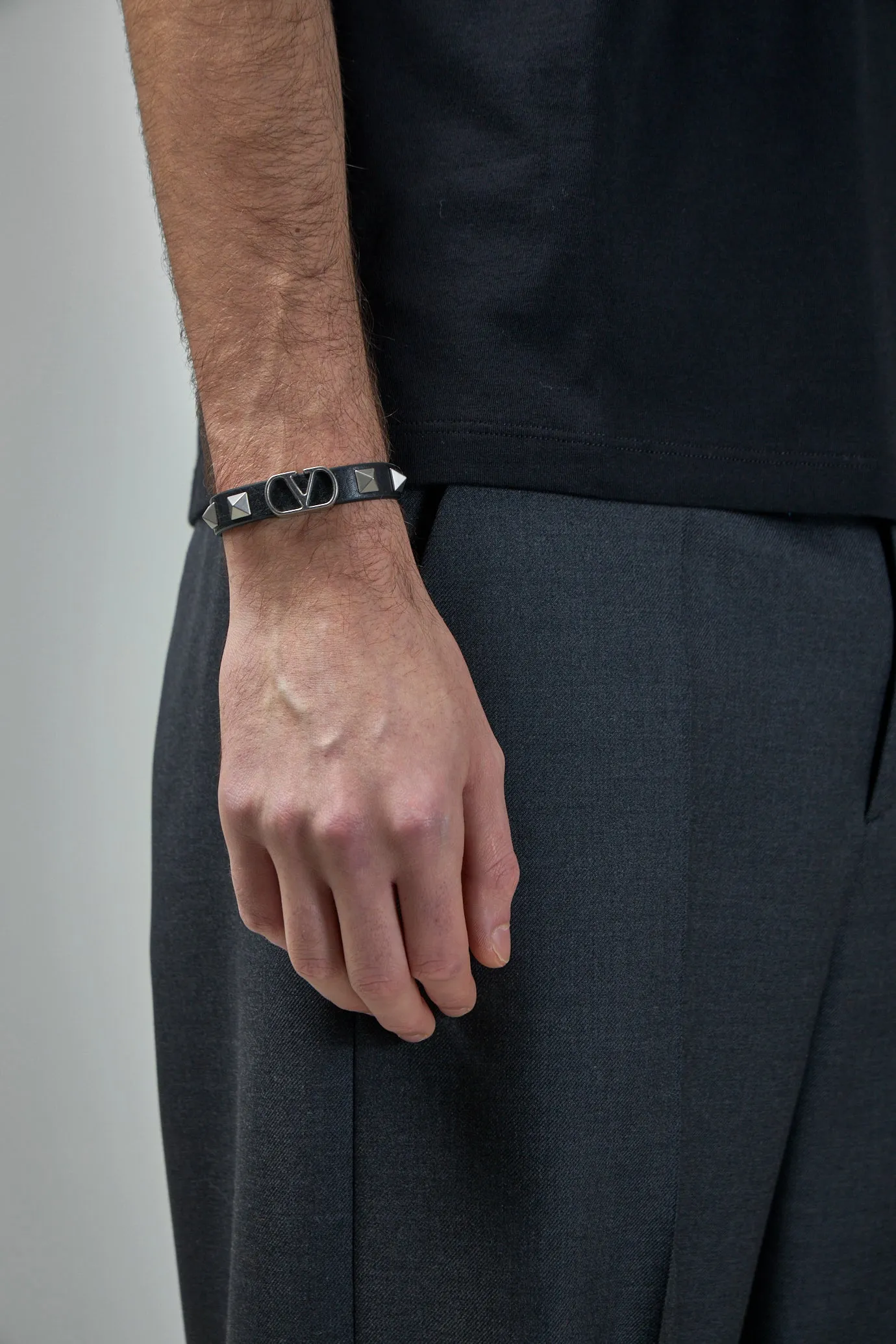 V-Logo Signature Grainy Calfskin Bracelet